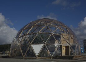 Супруги из Швеции построили теплицу вокруг дома, чтобы не мерзнуть зимой