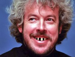 10 знаменитостей до и после реставрации зубов