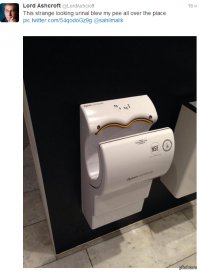 Этот странного вида писсуар расплескал мою мочу повсюду