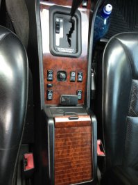 Это кнопка подогрева сидений, на месте этой кнопки установлена кнопка центрального замка.
Кнопка откидывания задних подголовников находится рядом с кнопкой аварийки.
Так сделано на моём мерседесе.