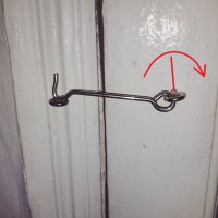 ну если бы фото с крючком даже было бы не перевёрнуто ,то не понимаю в чём проблема завернуть саморез кольцо на пол оборота