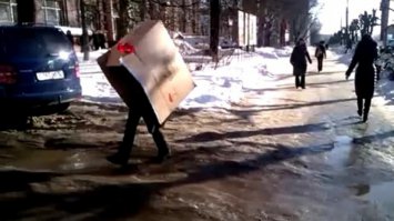 там внутри очень стеснительный водитель, вот он вышел из машины