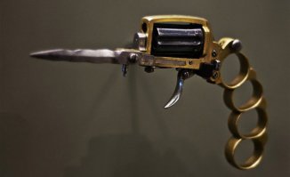 Спусковая скоба? Автор жжот напалмом... Вижу только спусковой крючок