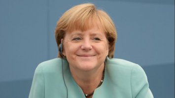 обстоятельства сильно влияют на внешность.
первое фото-после встречи с Путиным
вторая-после встречи с поршенко