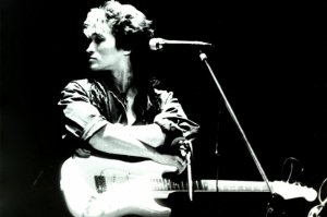 Начал слушать его песни лет 10 назад, и до сих пор слушаю иногда, благодаря его песням у меня есть гитара и раскрывающийся талант, играю его песни и пою, сочиняю свои , точнее пока только музыку! Таких как Цой скорее всего уже не будет!