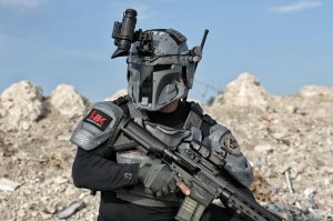 Очень симпатично, но скоро будет готов боевой вариант вот такого шлема. По мне, это в 100 раз круче!