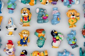 Раньше хоть игрушки в киндерах интересные были. Даже выбрасывать не хотелось. Коллекционировали. А сейчас? Ширпотреб на пару раз и в мусорку.