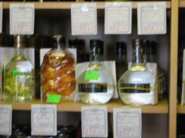 цены реальные. я там был после длительной командировки, захотелось помидорчиков, огурчиков... цены в летний период превышали все разумные пределы (я из Краснодара). на вкус, я так и не понял что это.... как обычный поролон. 
вот цены 2009 года. резкость плохая, но видно