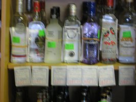 цены реальные. я там был после длительной командировки, захотелось помидорчиков, огурчиков... цены в летний период превышали все разумные пределы (я из Краснодара). на вкус, я так и не понял что это.... как обычный поролон. 
вот цены 2009 года. резкость плохая, но видно