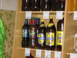 цены реальные. я там был после длительной командировки, захотелось помидорчиков, огурчиков... цены в летний период превышали все разумные пределы (я из Краснодара). на вкус, я так и не понял что это.... как обычный поролон. 
вот цены 2009 года. резкость плохая, но видно