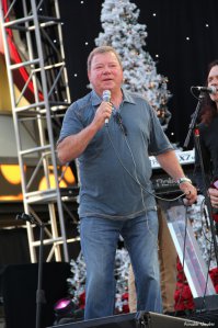 Жёстче всего время врезало капитану Кирку. Если не смотреть в титры, то и не скажешь, что это один и тот же человек, причём до неузнаваемости он изменился за каких-то 20 лет.