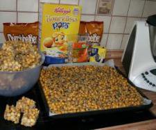 375гр.медового келлогса
500гр.семечек
200гр.резан.миндаля(не обязательно)
750гр.мягкой карамели(напр."коровка"
100гр сл.масла
0;5 банки сгущенки

Келлогс,обжаренные орехи и семечки смешать в чашке,растопить на медленном огне конфеты и масло,добавить сгущенку,залить горячим кремом содержимое чашки,тщательно перемешать,выложить массу в форму или собрать в купол,вынести на холод до полного остывания. Приятного аппетита!