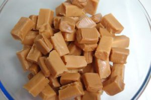 375гр.медового келлогса
500гр.семечек
200гр.резан.миндаля(не обязательно)
750гр.мягкой карамели(напр."коровка"
100гр сл.масла
0;5 банки сгущенки

Келлогс,обжаренные орехи и семечки смешать в чашке,растопить на медленном огне конфеты и масло,добавить сгущенку,залить горячим кремом содержимое чашки,тщательно перемешать,выложить массу в форму или собрать в купол,вынести на холод до полного остывания. Приятного аппетита!