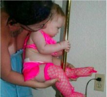 это походу у большинства америкосов в голове- делать из своих детей женского пола малолетних шлюх. посмотреть хотя бы на их детские шоу красавиц- трэш еще тот! понятно что для родителей их дочери- самые настоящие принцессы, но должны же быть какие-то рамки приличия вообще. неужели им потом приятно будет услышать что выросшая дочь- шлюха?