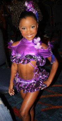 это походу у большинства америкосов в голове- делать из своих детей женского пола малолетних шлюх. посмотреть хотя бы на их детские шоу красавиц- трэш еще тот! понятно что для родителей их дочери- самые настоящие принцессы, но должны же быть какие-то рамки приличия вообще. неужели им потом приятно будет услышать что выросшая дочь- шлюха?