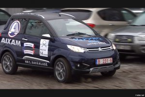 Странно... У нас продаются французские мопедомобили (можно ездить с 14 лет без прав или с мопедными правами, где какие правила), более крупные, но с движном такой же мощности и заявленная скорость у них 50 км/ч...
Мож там имелось в виду 27 миль/ч?