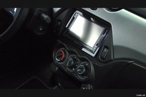 Странно... У нас продаются французские мопедомобили (можно ездить с 14 лет без прав или с мопедными правами, где какие правила), более крупные, но с движном такой же мощности и заявленная скорость у них 50 км/ч...
Мож там имелось в виду 27 миль/ч?