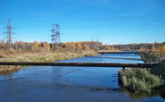 Еще экстрим из детства. На сливном канале с ГРЭС купались. С этих труб ныряли и с моста на веревке катались. У детей похоже инстинкта самосохранения нет. Сейчас бы ни в какую не полез - страшно.
