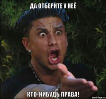 Девушка выезжает с парковки