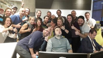 Парень уснул на работе, и интернет ему этого не простил