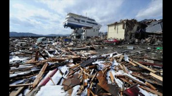 Нет, Вам не кажется. Вот фото с другого ракурса: