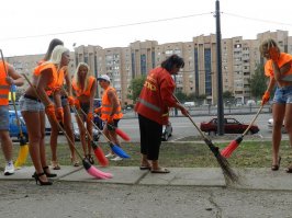 Что за "флешмоб"? Они даже мётлы правильно держать не могут!!!
Это школа обучения дворников, или "шабаш ведьм"?