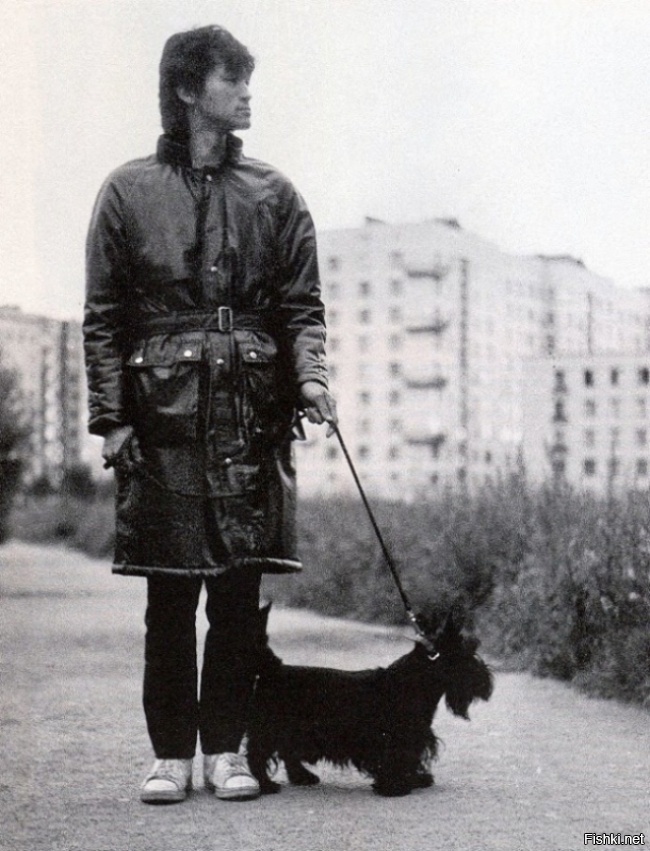 Виктор Цой и Бил на прогулке, сентябрь 1985 года.