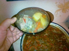 А я в эту субботу такое готовил, что-то вроде шурпы. Правда казана у меня не было, сгодилась и большая кастрюля. 
Подумал что не хватает чего-то и ещё лепёшек напёк.