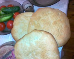 А я в эту субботу такое готовил, что-то вроде шурпы. Правда казана у меня не было, сгодилась и большая кастрюля. 
Подумал что не хватает чего-то и ещё лепёшек напёк.