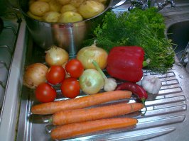 А я в эту субботу такое готовил, что-то вроде шурпы. Правда казана у меня не было, сгодилась и большая кастрюля. 
Подумал что не хватает чего-то и ещё лепёшек напёк.