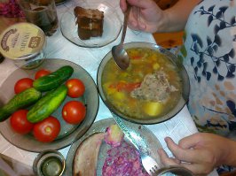 А я в эту субботу такое готовил, что-то вроде шурпы. Правда казана у меня не было, сгодилась и большая кастрюля. 
Подумал что не хватает чего-то и ещё лепёшек напёк.