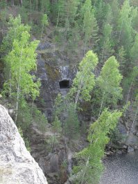 Есть там еще пещерка рукотворная )