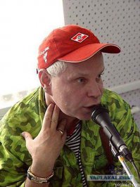 Он пропагандирует спорт!  Боря - фанат "Спартака!"