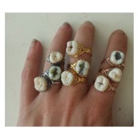 Какая мерзость: кольца с человеческими зубами на руке с короткими сосискообразными пальцами с грязныыми длинными ногтями.

Это что за работа такая? Могильщика?