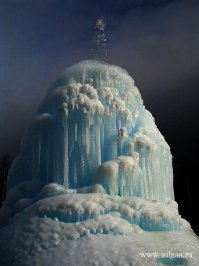 «Ледяной фонтан» на озере Зюраткуль Челябинской области. Кстати  "голубой" лед, образуется сразу, а не "в течение длительного периода времени" ....