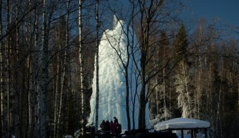 «Ледяной фонтан» на озере Зюраткуль Челябинской области. Кстати  "голубой" лед, образуется сразу, а не "в течение длительного периода времени" ....
