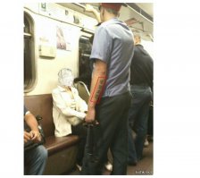 У чувака белая рожа на роже