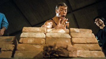 С той стороны кирпич вылетел...