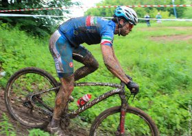 вы уверены? байк весь в грязище, а она чистая и волосы чистые ,а сзади крыла нет, значит вся грязища должна была лететь ей на голову. Вот примерно так она должна была бы выглядеть...