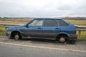 Ехал по трассе Саранск - Ульяновск)это было еще в 2011 году,у мужика кончился бензин,уехал в деревню за 12 км,приехал колёс нет(со слов очевидцев).