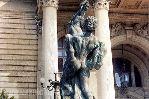 Ну а тут и добавлять ничего не надо.
(вход в парламент в Белграде, название - что-то типа "Играли кони вороные")