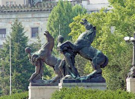 Ну а тут и добавлять ничего не надо.
(вход в парламент в Белграде, название - что-то типа "Играли кони вороные")