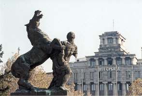 Ну а тут и добавлять ничего не надо.
(вход в парламент в Белграде, название - что-то типа "Играли кони вороные")