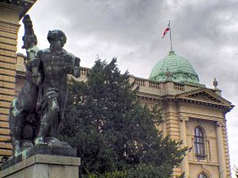 Ну а тут и добавлять ничего не надо.
(вход в парламент в Белграде, название - что-то типа "Играли кони вороные")