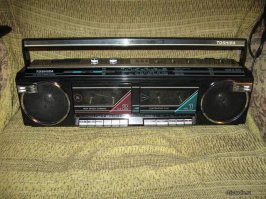 А как же TDK и JVC? Я вот только их и крутил. Одна кассета всегда была в деке на готове поймать чего по радио. Эх да!.. В 88-м я статал счастливым обладателем двухкассетника Toshiba. Детство, где ты?..