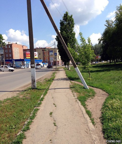 Есть приметы, а есть суеверия. Суеверия - грех. Приметы - опыт. Часто суеверия возникают на основе примет.
Например:

Здесь опыт высокого человека, которому приходилось обходить эту конструкция чтоб не стукаться головой, превратился в суеверие многих.