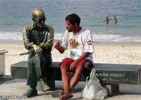 30 человек, которые увидели статую и решили, что это их звёздный час в мире фото