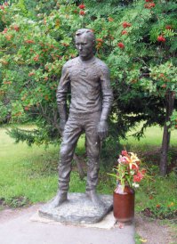 По мне - так не очень похож. Был в Сростках, заходил в школу-музей, пока бродил, экспонаты разглядывал - прибился к экскурсионной группе. Экскурсовод очень подробно пытался донести до аудитории как раз таки тонкости души писателя. Так вот в описании он представлялся как человек робкий, замкнутый, по крайней мере в школьные годы и на заре своей писательской деятельности. Возможно он развернул свои плечи на пике своей популярности, но те переживания, которые он нёс со своей юности, вряд ли покинули его. И читая его произведения - это описание как нельзя точнее подходит под характер автора, нежели весельчак и балагур, отлитый в статуэтке. Больше соответствует вот это изваяние (установлено недалеко от музея). ПС: когда экскурсовод зачитывала письма, написанные его убитой горем Матерью, обращаясь к мёртвому Сыну - там вся группа рыдала..не выдержал, пошёл на свежий воздух.