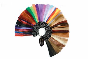 ну видно же что она зажала там эту штуку)а справа видно как она держит в руке эти прядки)