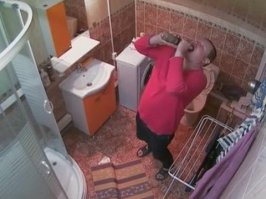 Пятничная семейная идиллия! Главное бутылку открывать очень аккуратно, хотя в 99 случаях из 100, жена из дальней комнаты умудряется крикнуть: ты там бухаешь?
